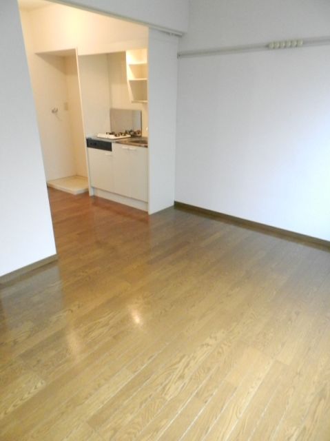 Living and room. 6 Pledge is of 1R