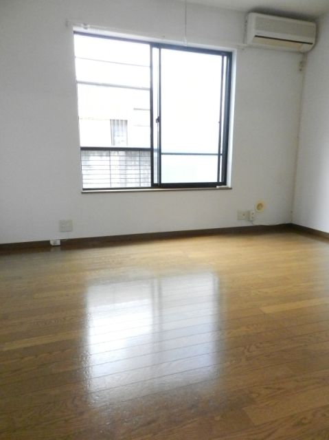 Living and room. Facing south in sunny