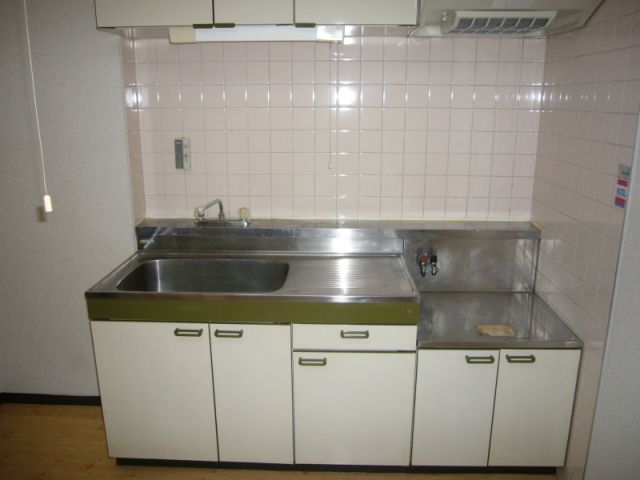 Kitchen. Two-burner gas stove can be installed