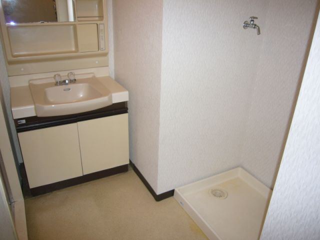 Washroom. Independent wash basin