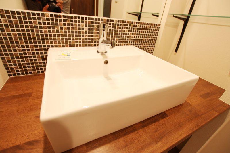 Wash basin, toilet. Stylish wash basin