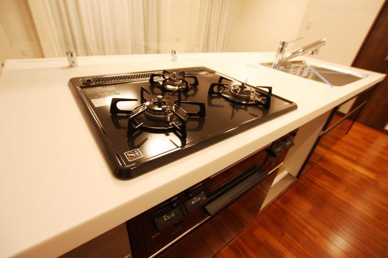 Kitchen. 3-burner stove system Kitchen