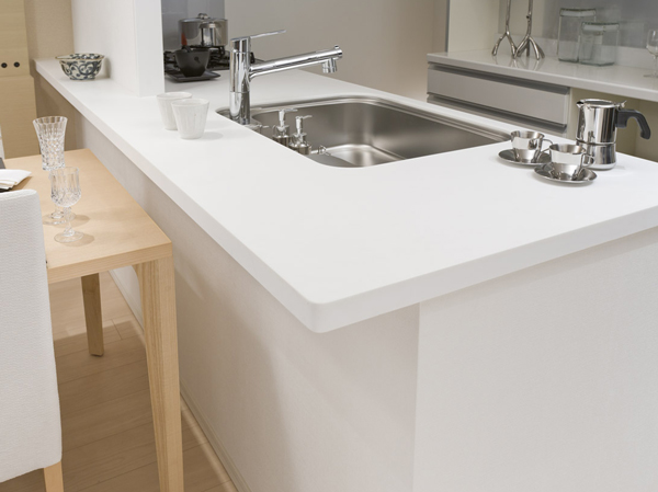 Kitchen.  [Face-to-face flat counter] Kitchen has adopted a flat face-to-face counter. Since the difference in level and there is a wide depth of up to about 900mm without, It can smoothly without lifting also temporarily placed in front of the dish to serving, You can also enjoy dishes from the face-to-face side together. By not providing the hanging cupboard, Spread is bright and airy, You can also enjoy hearthstone of the family while the housework.