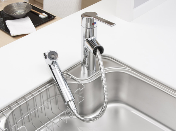 Kitchen.  [Single lever shower faucet] The amount of water in the lever operation one, Installing the temperature adjustable single-lever faucet. Since the pull out the shower head, It is also useful, such as sink cleaning. Also, It has a built-in water purification cartridge.  ※ Cartridge replacement costs will be separately paid.