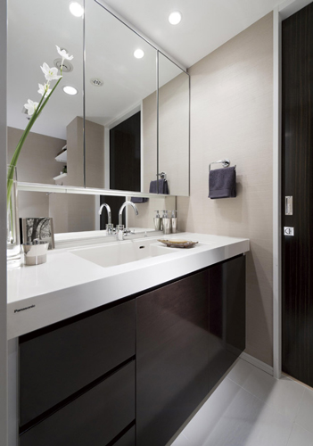 Bathing-wash room.  [Powder Room] Has adopted three-sided mirror with vanity, which also includes a combined three-sided mirror under mirror for children's point of view the (with a hand lighting). Ensure the storage rack on the back side of the three-sided mirror. You can organize clutter, such as skin care and hair care products.