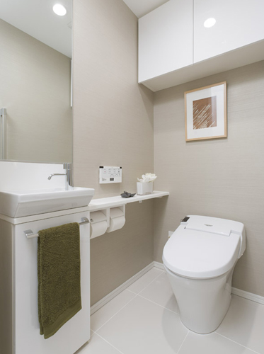 Bathing-wash room.  [Tankless toilet] Toilet, Adopted without a tank type. Since the toilet rear is space saving, To achieve a more uncluttered space. Use hot water shower comfortable, It is with advanced features that also performs automatic cleaning of the toilet in the non-touch by the seat sensor. In washing the amount of water used is small type, Water-saving is made to the reduction of CO2 emissions, Friendly specifications also an environmental perspective in economic.