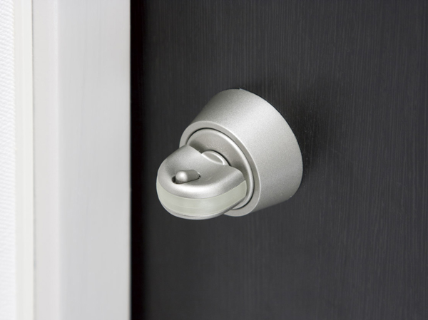 Security.  [Crime prevention thumb turn] Tool was adopted switched security thumb that corresponds to the incorrect tablet would turn the thumb placed on the inside of the door (the top one place).