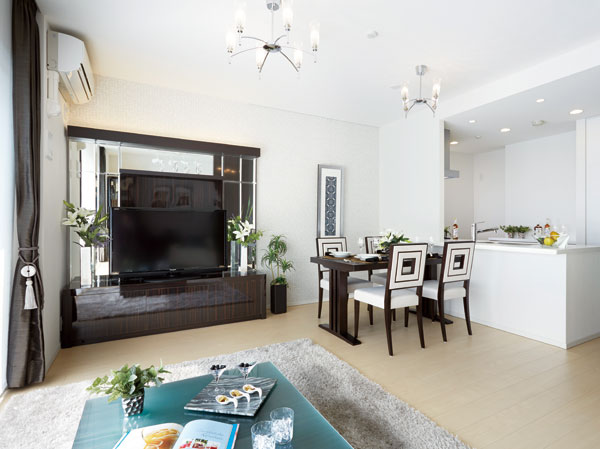 Room and equipment. All houses facing south airy private space of. Sunshine poured living ・ dining. (Model Room 70D type  ※ Which was taken in February 2013, furniture ・ Furniture optional specifications are not included in the sale price)