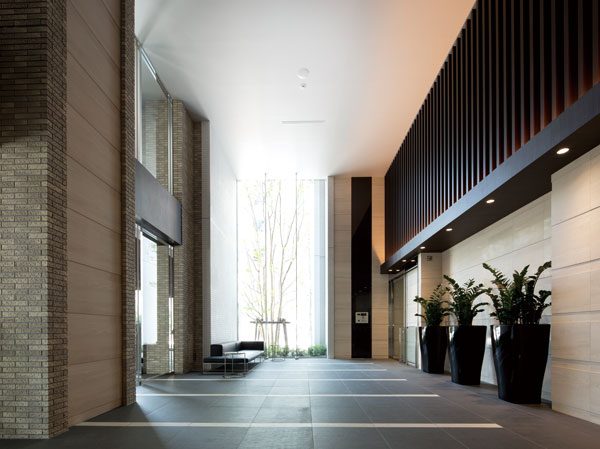 Buildings and facilities. West Entrance Hall of the two-layer blow boasts a ceiling height of about 5.7m. By the glass curtain wall of the wall to emphasize the continuity of the external space, More will have to produce a greater openness. As a space of "hospitality", Such as chat and meet up with acquaintances, You can spend a pleasant moment. (May 2013 shooting)