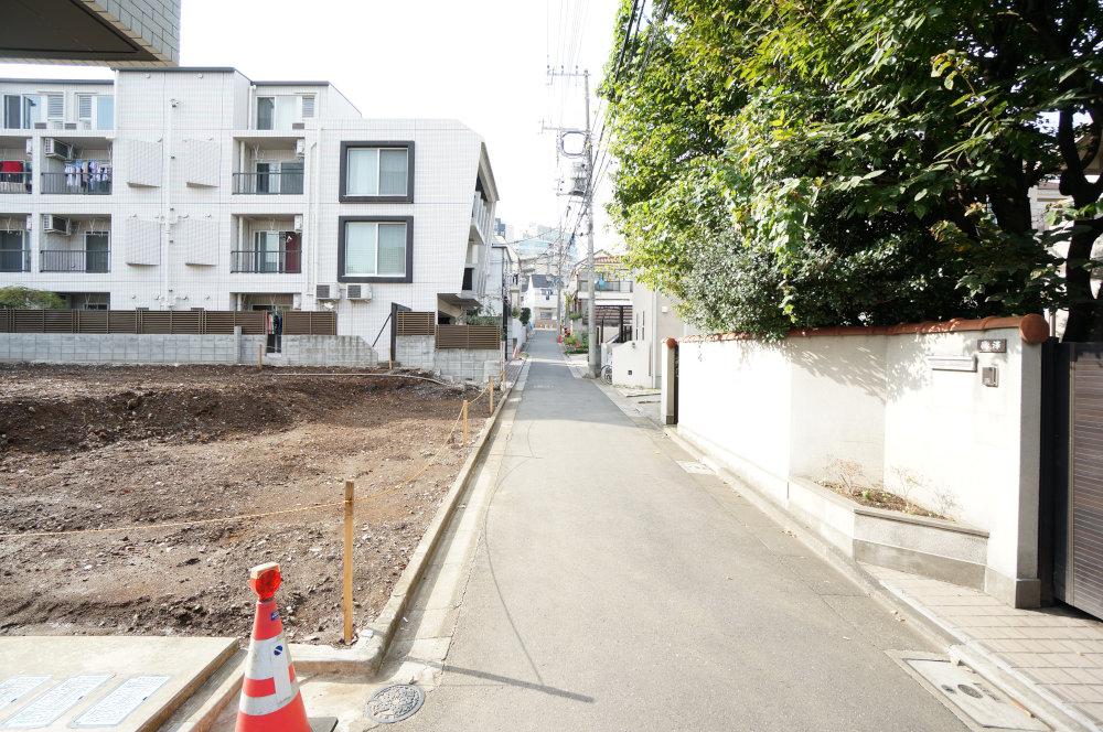 Local photos, including front road. Not too wide, Of not too narrow road width is the best.