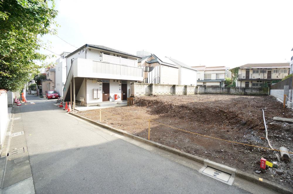 Local photos, including front road. Traffic volume is also less pedestrian traffic is also less calm road.