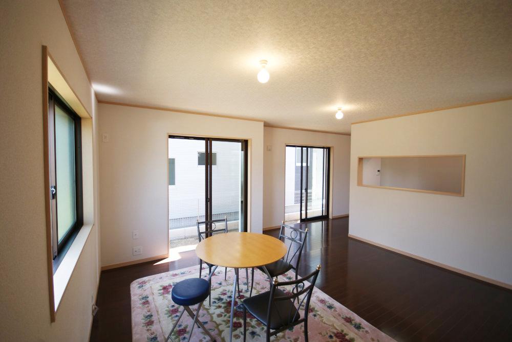 Same specifications photos (living). Open living gave birth a nice smile, Brightly, pleasant, And produce a healing space. (Example of construction)