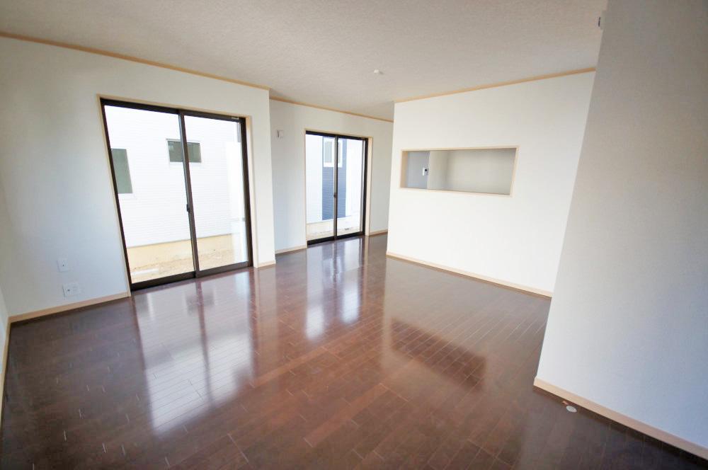 Same specifications photos (living). It is abundantly incorporating bright living and the saturation light. It is easy-to-use form also point. (Example of construction)