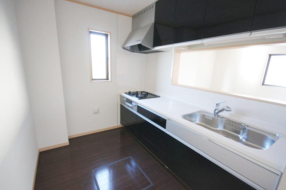 Same specifications photo (kitchen). This face-to-face kitchen that you can cherish family and petting. (Example of construction)