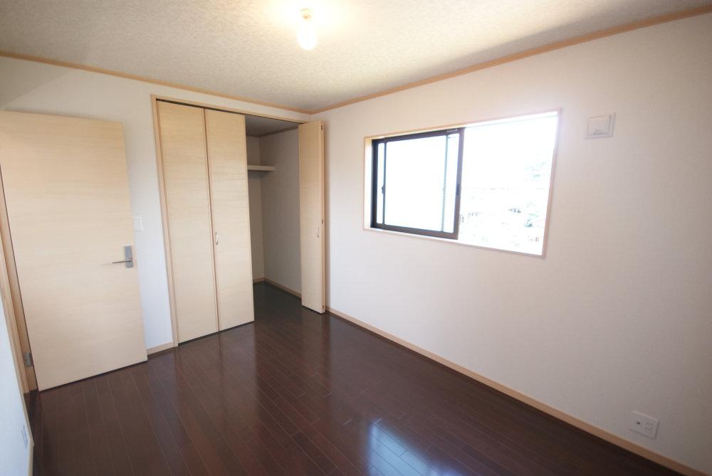 Same specifications photos (Other introspection). Plenty of storage capacity. Is a room with a practicality. And It is bright and feeling doctor. (Example of construction)