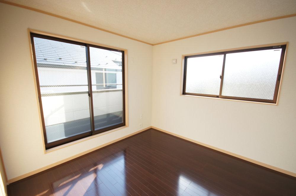 Same specifications photos (Other introspection). It is abundantly incorporating Bright room chroma light. (Example of construction)