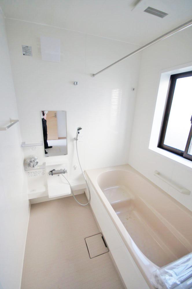 Same specifications photo (bathroom). It is an important space to heal fatigue of the day. This is a system bus with a bathroom ventilation dryer. (Example of construction)