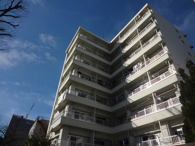 Local appearance photo. Since the on the south side there is a large park, View is good.