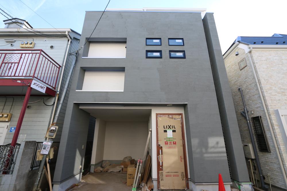 Local appearance photo. Wide frontage is characteristic.