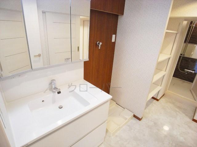 Wash basin, toilet