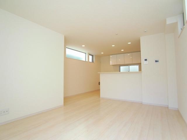 Same specifications photos (living). Seller construction cases _ living