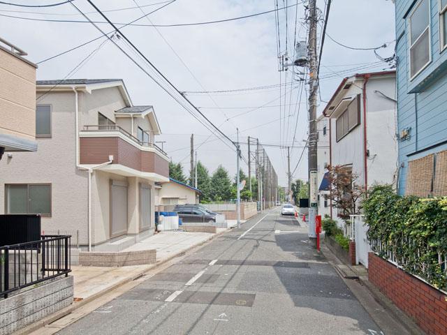 Local photos, including front road. Local streets