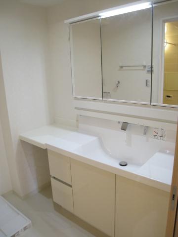 Wash basin, toilet