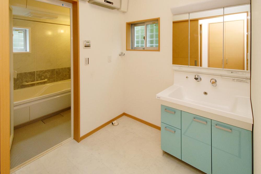 Wash basin, toilet. B Building (May 2013) Shooting Wash dressing room