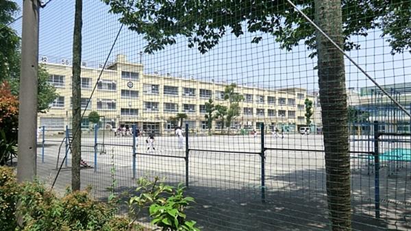 Primary school. Niiyama until elementary school 156m