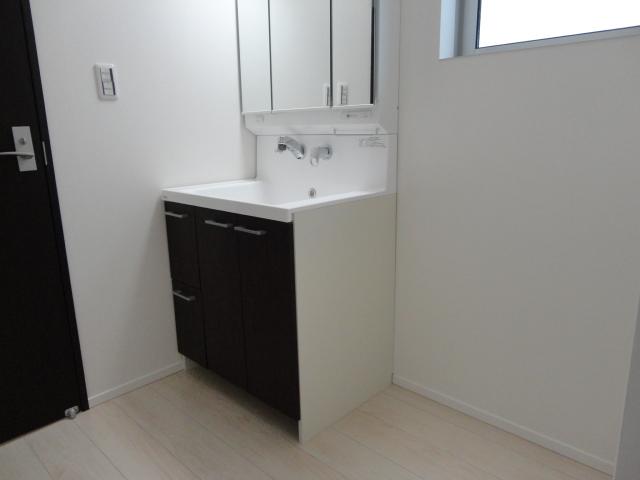 Wash basin, toilet. Indoor (10 May 2013) Shooting