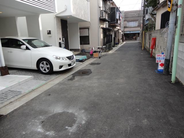 Local photos, including front road. Local (11 May 2013) Shooting