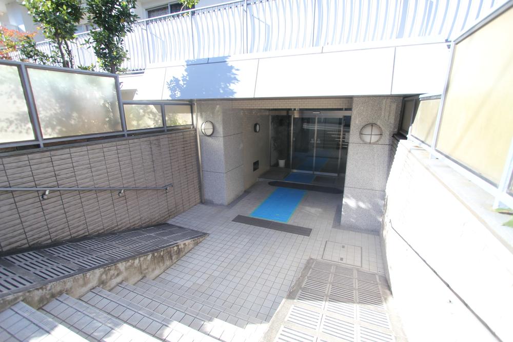 Entrance. Common areas