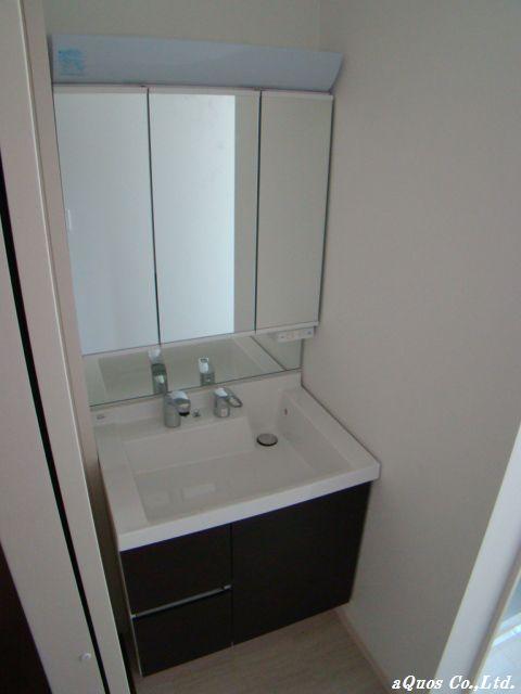 Wash basin, toilet. Indoor (11 May 2013) Shooting