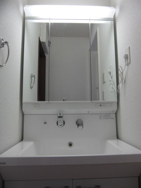 Wash basin, toilet. Indoor (12 May 2013) Shooting