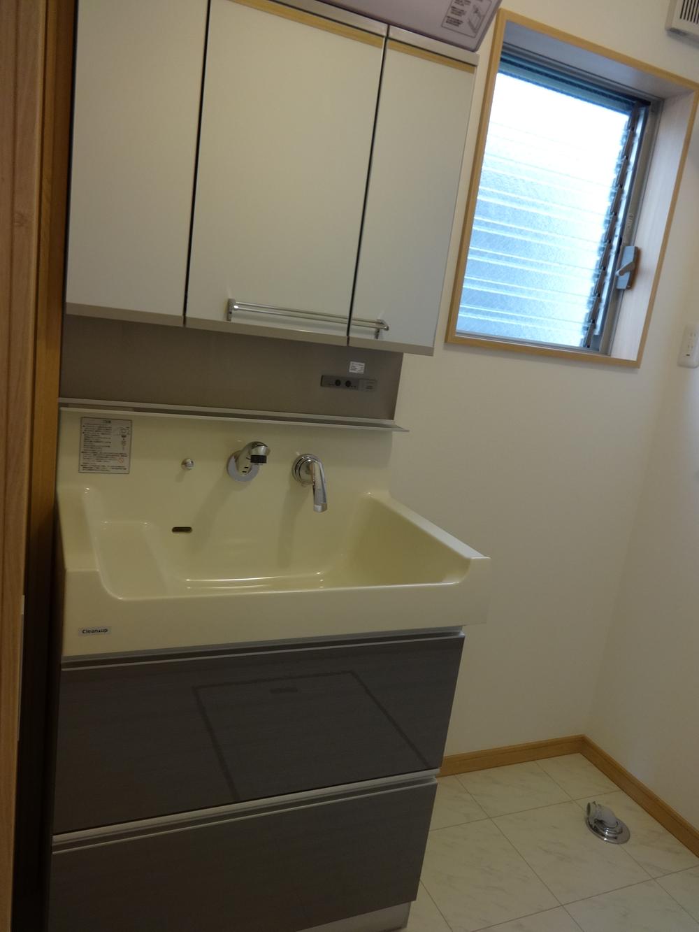 Wash basin, toilet. Indoor (11 May 2013) Shooting