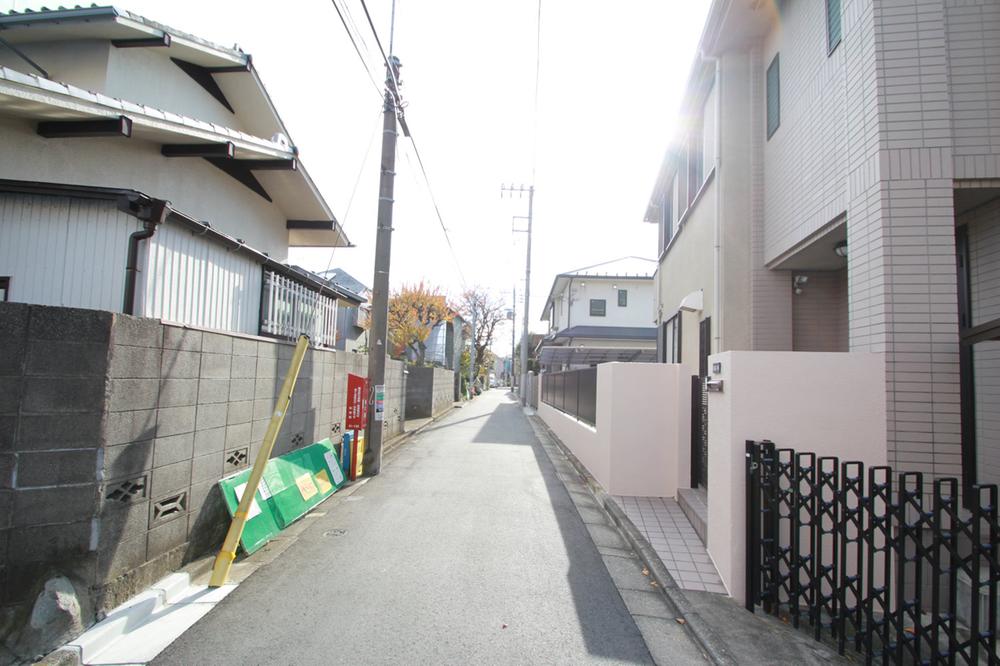 Local photos, including front road. Convenience stores and supermarkets within walking distance. 