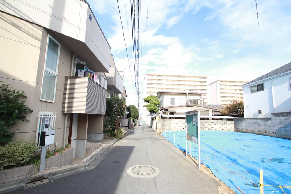 Local photos, including front road. Front road is less car street, Small children is also safe. 