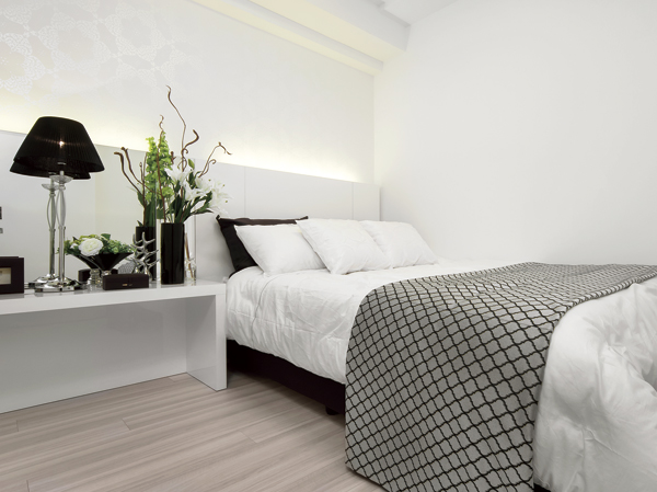 Directions to the model room (a word from the person in charge)