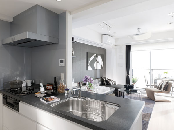 Kitchen.  [Face-to-face flat counter] Kitchen has adopted a flat face-to-face counter. Since the difference in level and there is a wide depth of up to about 900mm without, It can smoothly without lifting also temporarily placed in front of the dish to serving, You can also enjoy dishes from the face-to-face side together. (Except Jr, J'r, Kr, Lr-1 type)