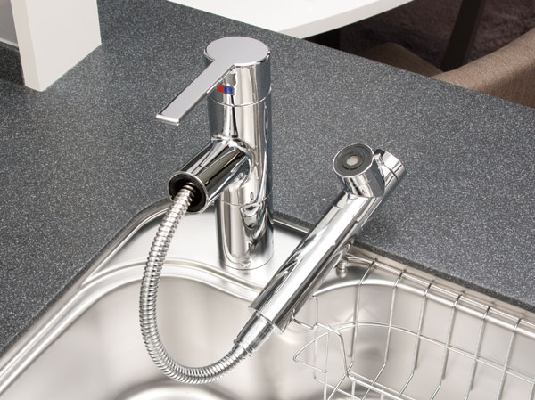 Kitchen.  [Single lever shower faucet] The amount of water in the lever operation one, Installing the temperature adjustable single-lever faucet. Since the pull out the shower head, It is also useful, such as sink cleaning. Also, It has a built-in water purification cartridge.  ※ Cartridge replacement costs will be separately paid.