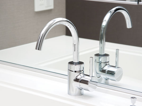 Bathing-wash room.  [Single lever faucet] It has adopted a single-lever faucet of stylish design to vanity. Graceful swan-neck form is accompanied by a refinement in vanity of space.