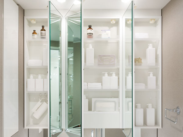 Bathing-wash room.  [Three-sided mirror with vanity (with hand lighting)] It has adopted a three-sided mirror with vanity, which also includes a three-sided mirror under mirror tailored to the child's point of view. Ensure the storage rack on the back side of the three-sided mirror. You can organize clutter, such as skin care and hair care products.