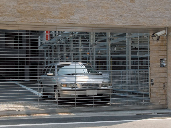 Security.  [Electric shutter gate (with private remote control)] The entrance of the parking lot, It established the shutter gate to enhance the safety and crime prevention. Open the electric shutter gate with a dedicated remote control, Since it closes automatically, You can operate without having to get down from the car.  ※ All equipment image is the same specification