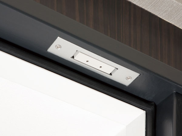 Security.  [Security sensors] Entrance door ・ Windows and roof balcony of the ground floor dwelling unit (1 floor only), Set up a crime prevention sensor is in the window and some residential units of the window facing the roof terrace ( ※ Except for the windows and FIX window stick of surface lattice). When the opening crime prevention sensor is installed is opened while security set, Sensor reacts, Place a abnormal signal to the security company sounds an alarm at the dwelling units within the intercom master unit and the Genkanshi machine.  ※ Except for the window that faces the Nr type of roof balcony.