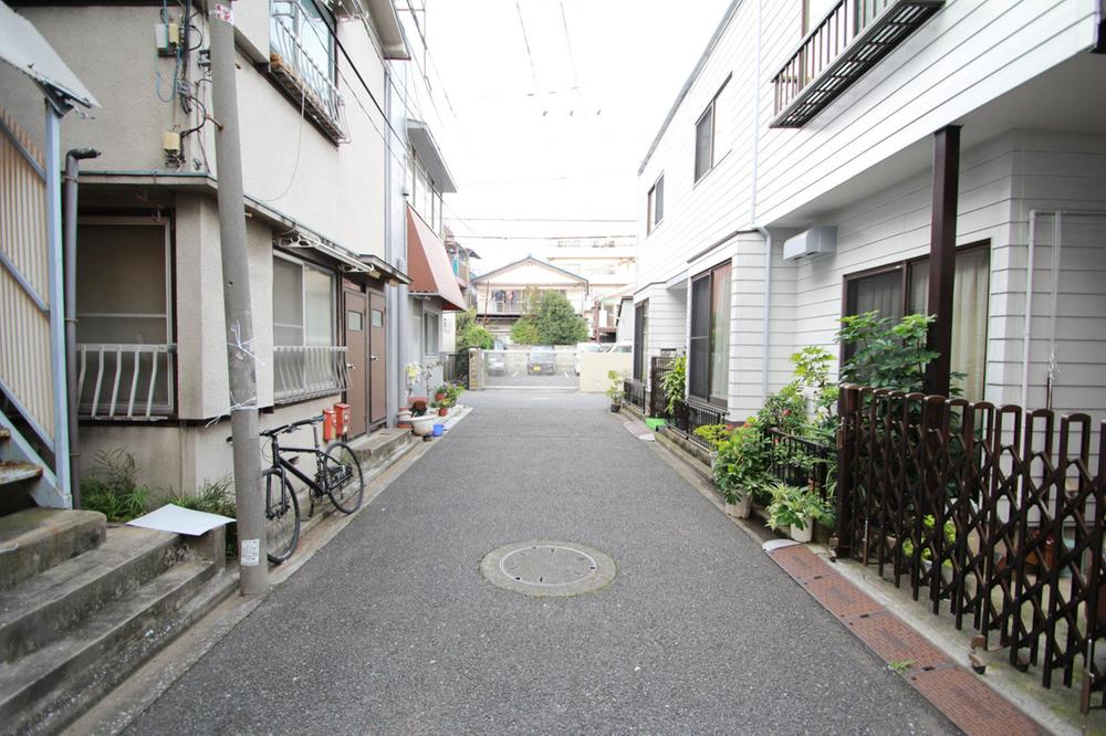 Local photos, including front road. Front road is less car street, Small children is also safe. 