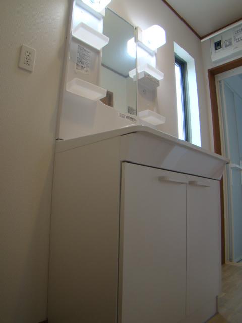 Wash basin, toilet. Room (August 2013) Shooting