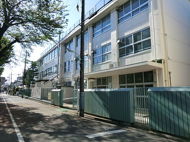 Junior high school. 638m until Nakano Ward Greenfields Junior High School