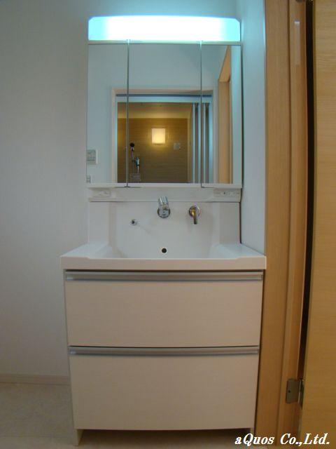 Wash basin, toilet. Indoor (10 May 2013) Shooting