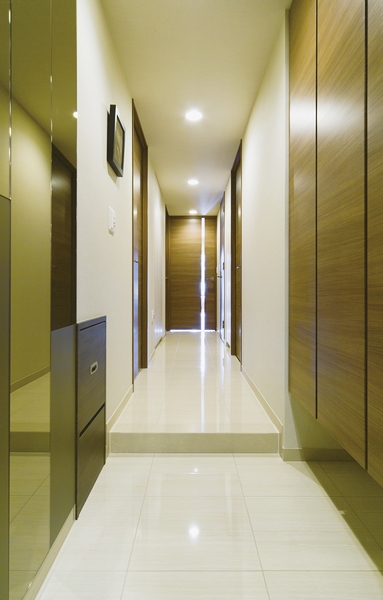 Overlooking the hallway from the entrance