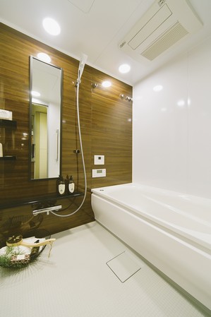 Directions to the model room (a word from the person in charge)